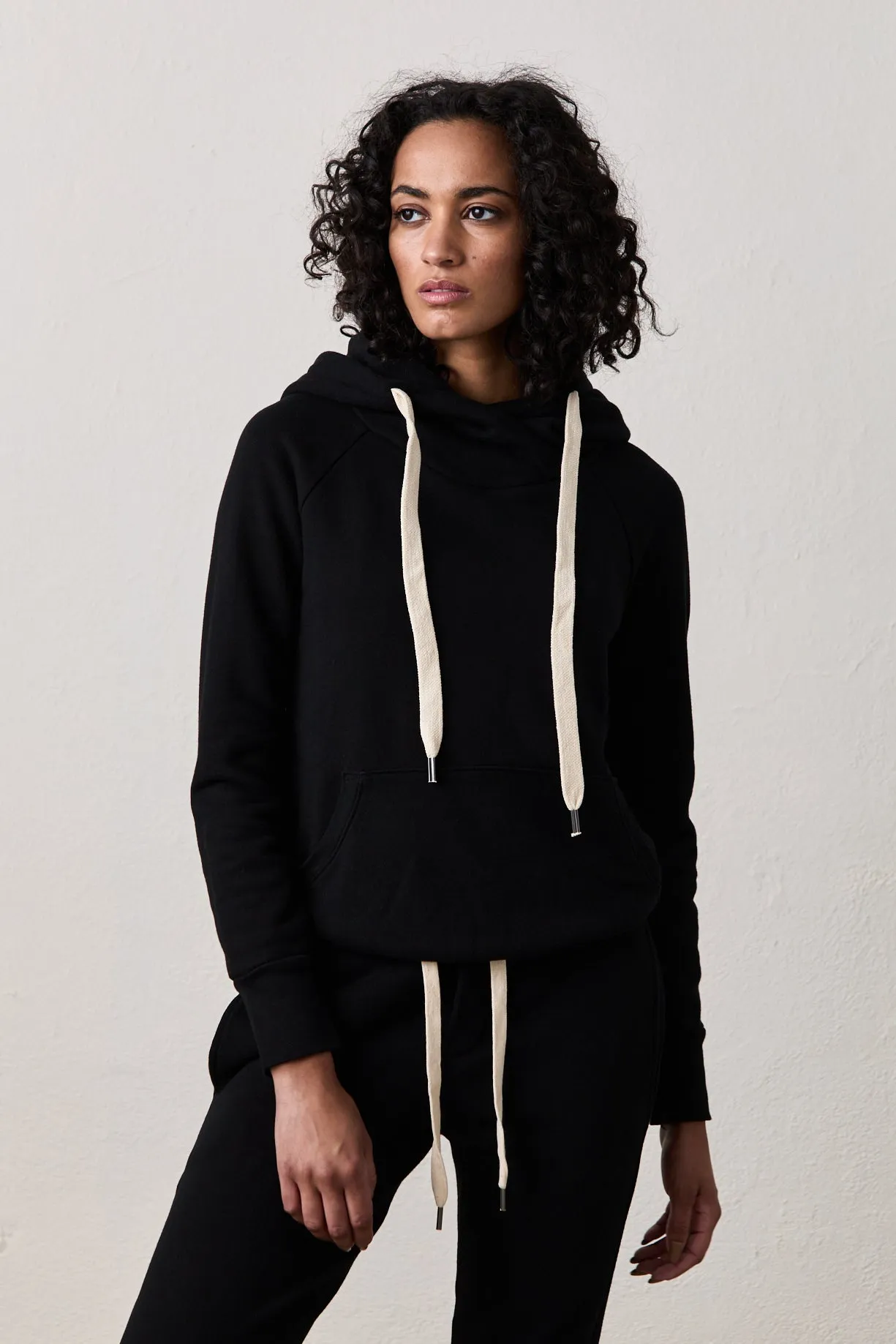 LISSE FITTED PULLOVER HOODY / BLACK