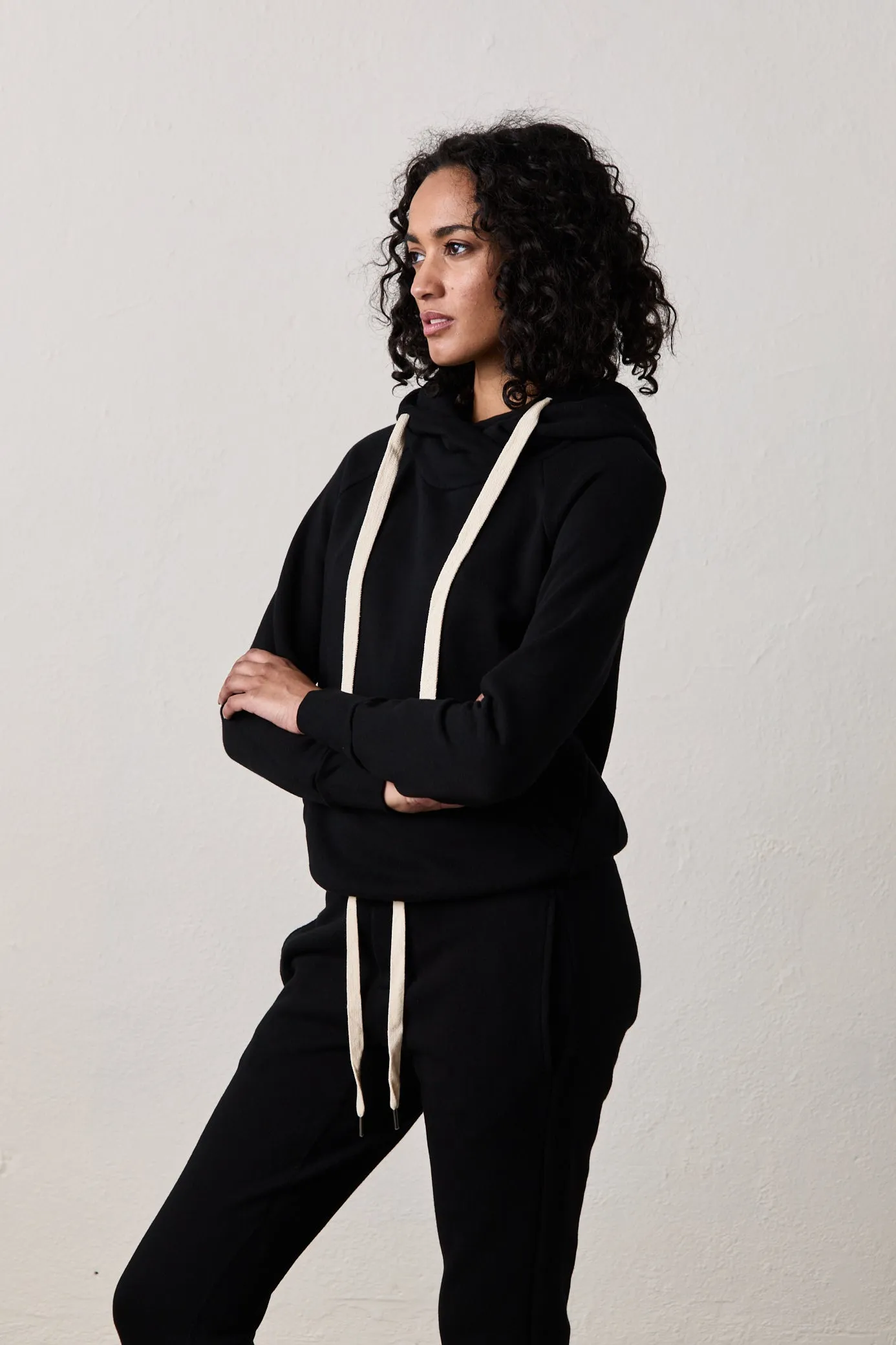 LISSE FITTED PULLOVER HOODY / BLACK