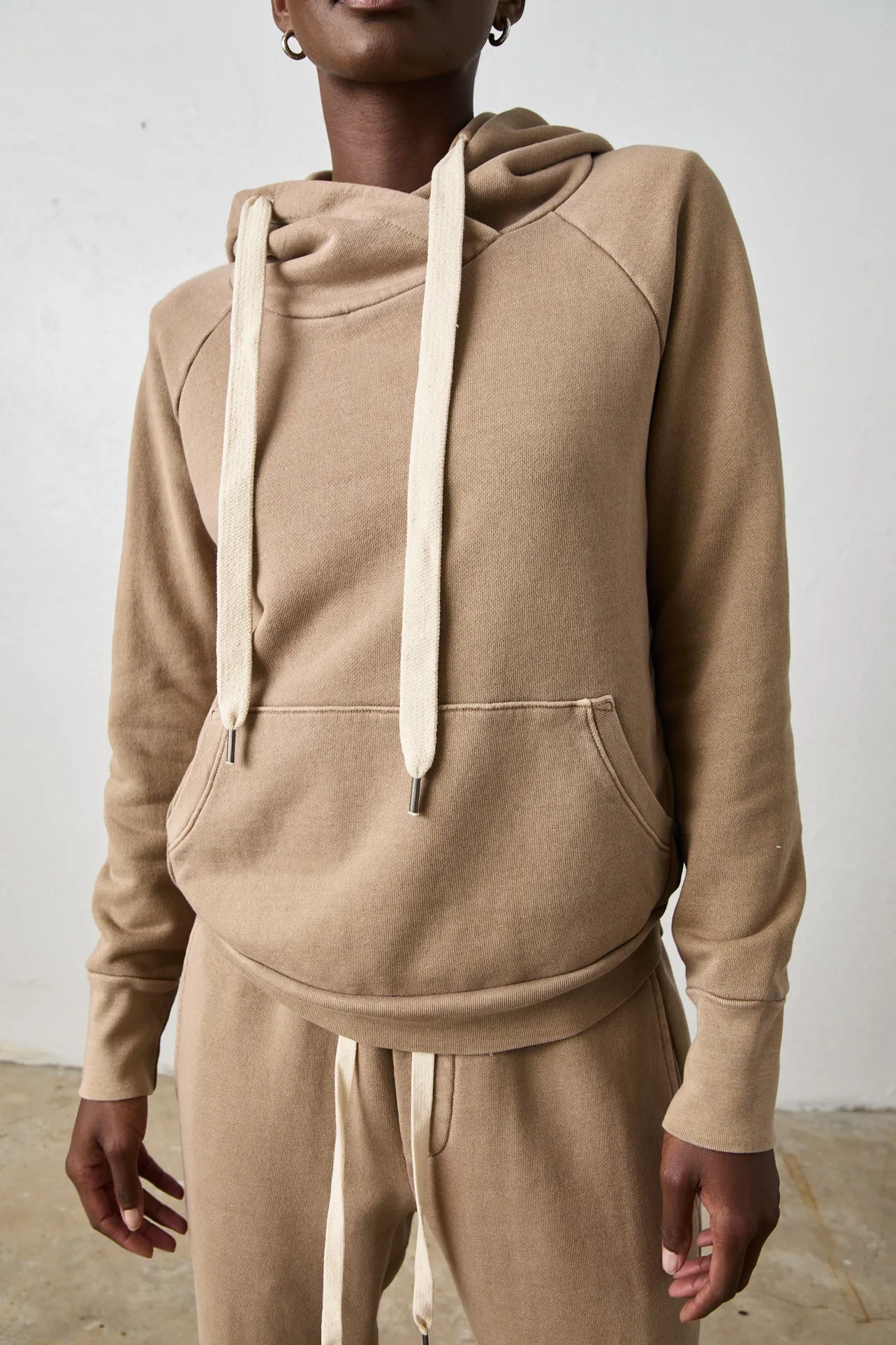 LISSE FITTED PULLOVER HOODY / COCOA